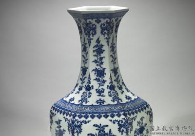 图片[2]-Hexagonal vase with floral decoration in underglaze blue, Qing dynasty, Qianlong reign (1736-1795)-China Archive